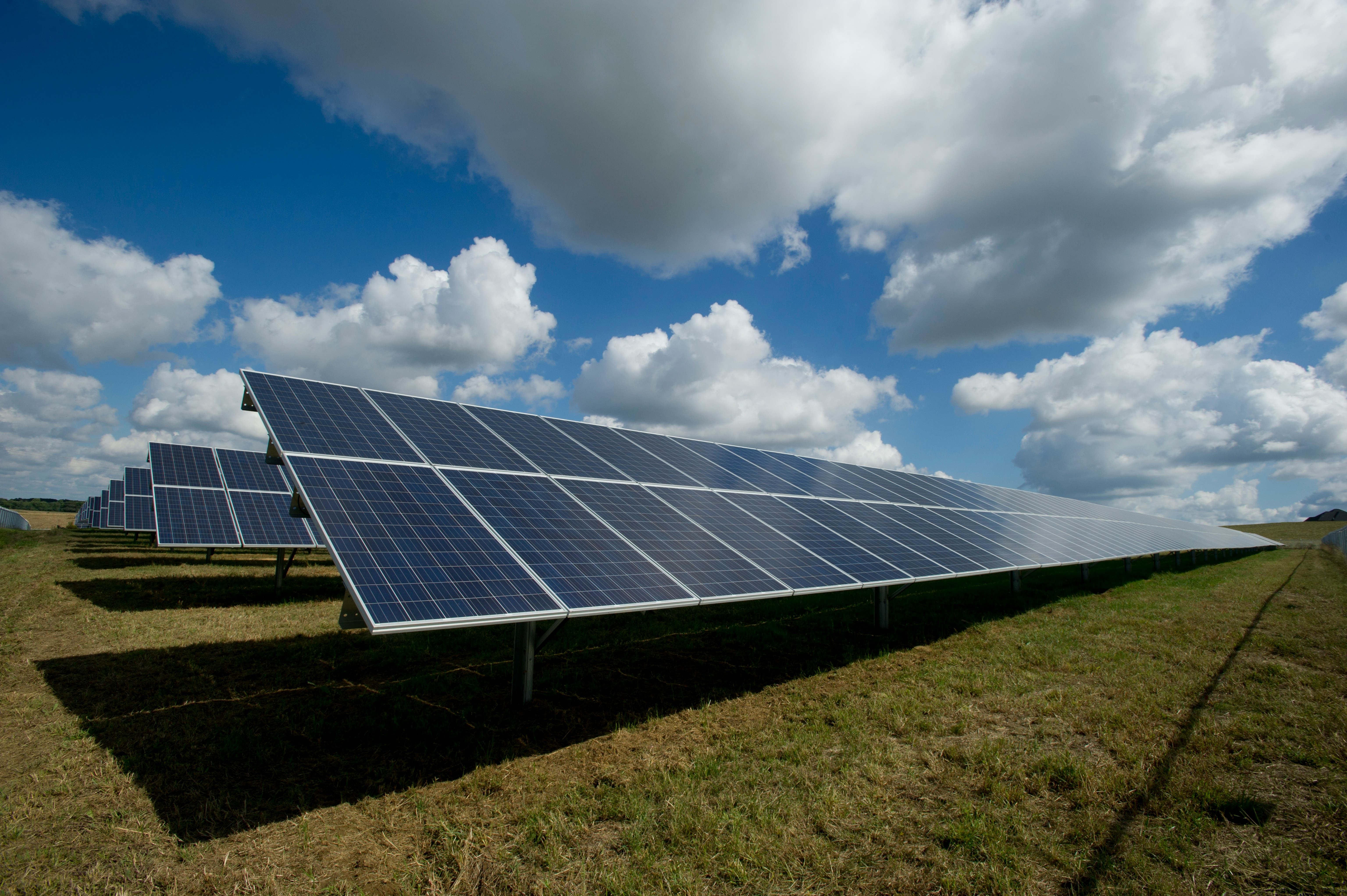 Comparaison de différents panneaux photovoltaïques sur une toiture moderne avec installateur RGE