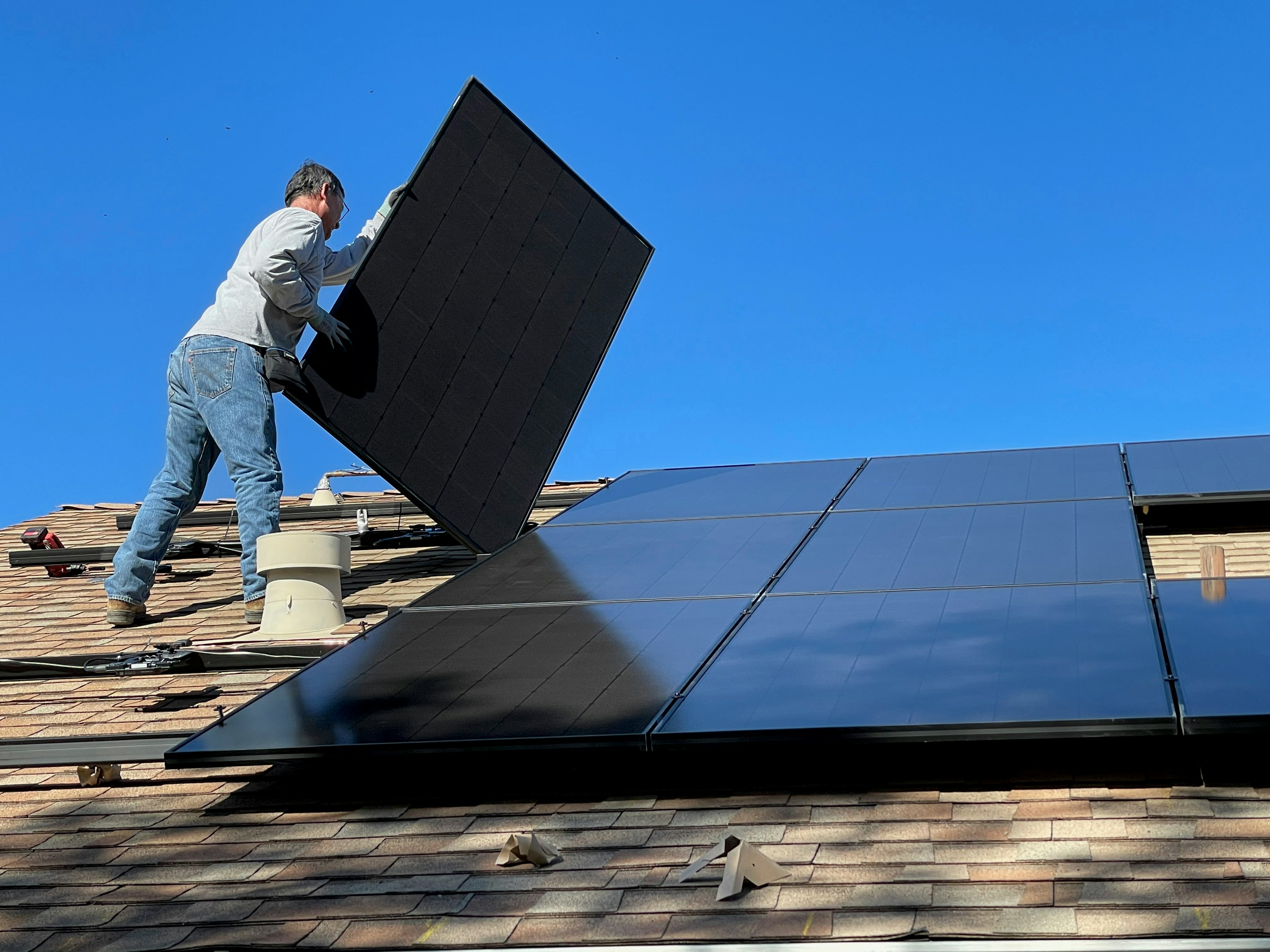 Comparaison visuelle entre panneau solaire photovoltaïque et thermique installés sur une toiture résidentielle
